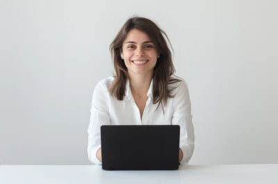 lachende vrouw achter laptop